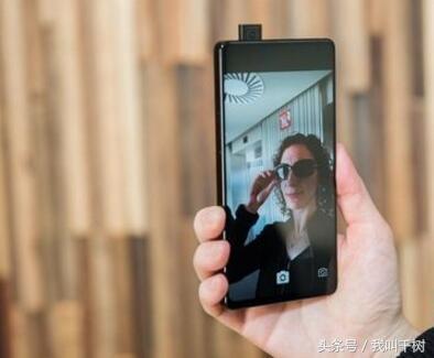 vivo最新手機(jī)彈出式攝像頭，被業(yè)界權(quán)威指出抄襲！